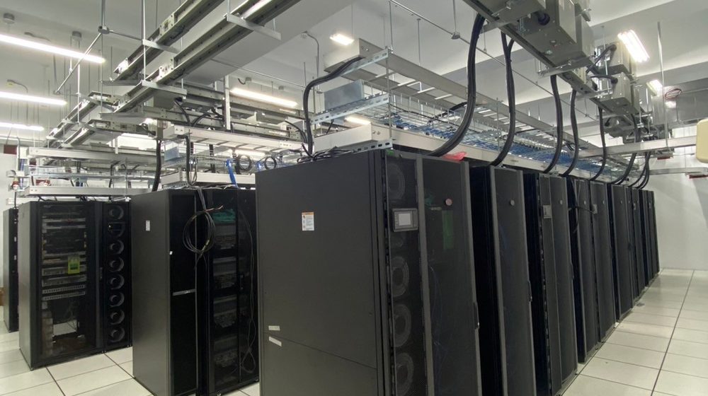 H100 AI 超算中心